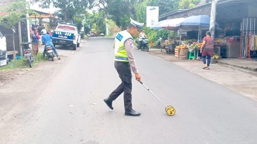 Polisi melakukan olah TKP balita tewas terlindas truk seusai jatuh dari motor di Jalan Surya Darma,  depan pasar wilayah Kelurahan Pemaron, Buleleng, Sabtu (27/12/2025). (Dok. Polres Buleleng)
