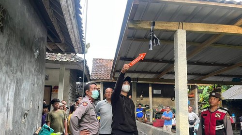 Polisi melakukan olah TKP Kadus Muku, Desa Rendang, Karangasem, tewas gantung diri, Minggu (28/12/2025). (Dok. Polres Karangasem)
