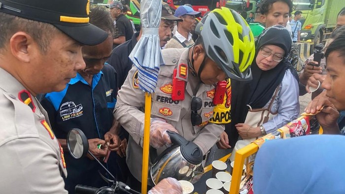 Polisi sajikan kopi gratis di Pelabuhan Bakauheni, Lampung Selatan untuk pemudik Nataru