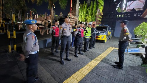 Polres Gianyar menggelar patroli untuk memastikan keamanan dan ketertiban masyarakat (kamtibmas) pada Minggu (28/12/2025) dini hari. (Foto: Dok. Polres Gianyar)
