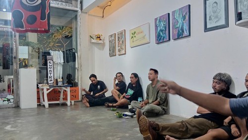 Presentasi karya dan diskusi dalam Pameran Seni Rupa Galgah di Art of Whatever, Jalan Wage Rudolf (WR) Supratman, Desa Kesiman Petilan, Denpasar, Minggu (28/12/2025). (Arga Fahreza/detikBali)