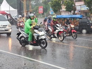 Puncak Bogor Diguyur Hujan Deras Sore Ini, Pengendara Diimbau Waspada