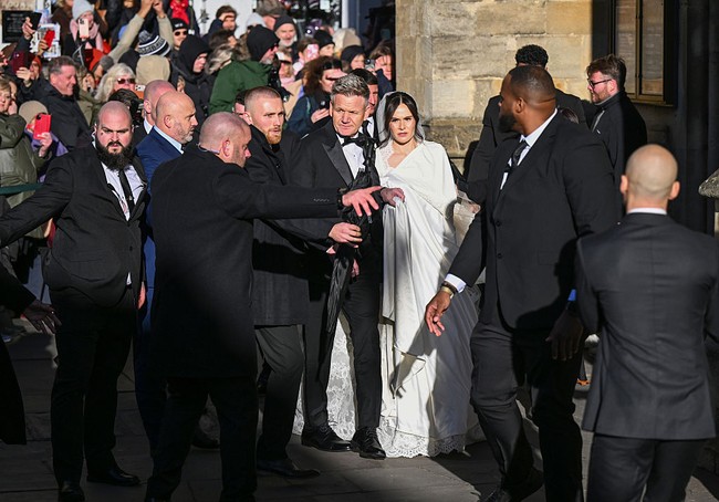 Holly Ramsay menikah dengan Adam Peaty di Bath Abbey, Inggris pada Sabtu, (27/12/2025). Selain sebagai anak Gordon Ramsay, Holly juga dikenal publik karena dirinya merintis karier sebagai advokat kesehatan mental dan influenser. Foto: Getty Images/Ben Birchall
