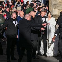 Holly Ramsay menikah dengan Adam Peaty di Bath Abbey, Inggris pada Sabtu, (27/12/2025). Selain sebagai anak Gordon Ramsay, Holly juga dikenal publik karena dirinya merintis karier sebagai advokat kesehatan mental dan influenser. Foto: Getty Images/Ben Birchall