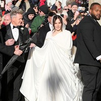 Holly Ramsay, putri chef Gordon Ramsay, baru saja dipersunting atlet renang, Adam Peaty. Dalam foto yang beredar ketika hari pernikahan, Holly keluar gereja mengenakan jubah sehingga gaunnya tidak terlihat. Foto: Getty Images/Ben Birchall