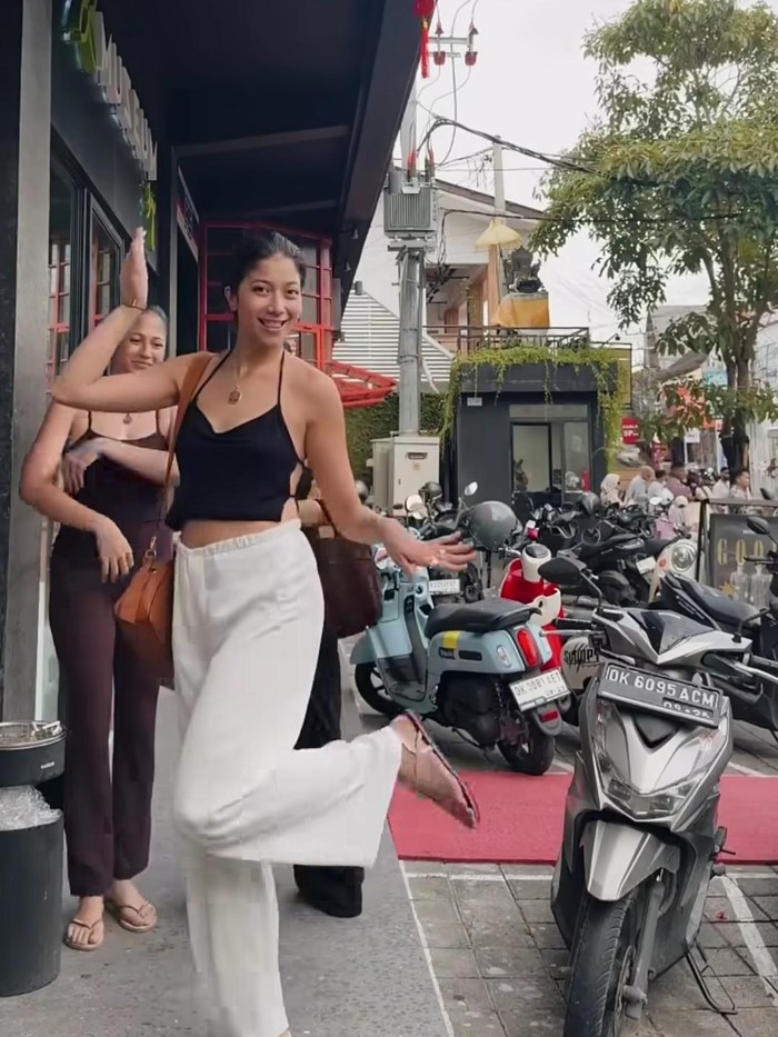 Putri Marino, Sitha Marino, dan Ambar Marino, seru-seruan bikin konten di Bali.