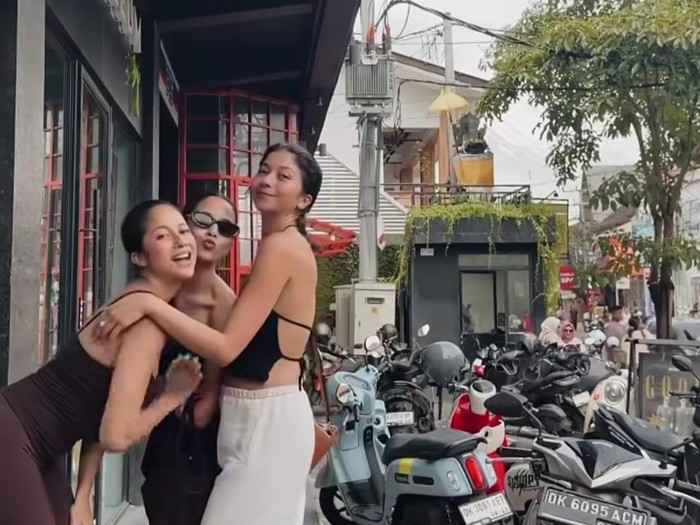 Putri Marino, Sitha Marino, dan Ambar Marino, seru-seruan bikin konten di Bali.