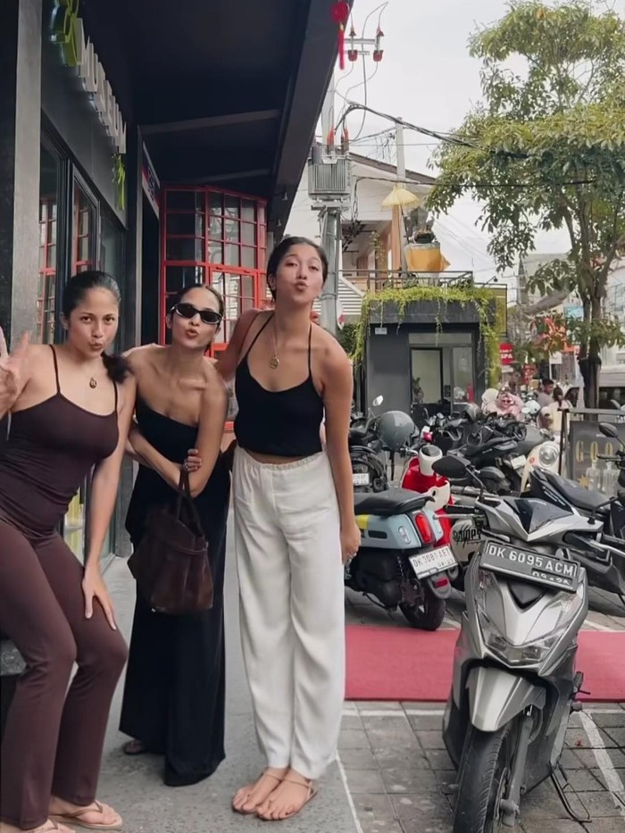 Putri Marino, Sitha Marino, dan Ambar Marino, seru-seruan bikin konten di Bali.