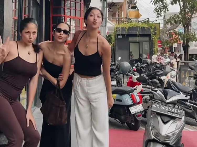 Gemasnya Putri Marino, Ambar, dan Sitha Jalan Bareng Sambil Outfit Check Centil