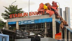 Scenic Art Station memanfaatkan area transit Stasiun BNI City yang melayani Commuter Line dan Kereta Bandara—sebagai ruang seni, mengubah stasiun dari sekadar tempat berpindah menjadi ruang publik kreatif.  