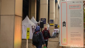 Sebanyak 25 booth dihadirkan, menampilkan beragam karya seni, instalasi, hingga produk kreatif yang tersebar di area dalam dan luar stasiun.