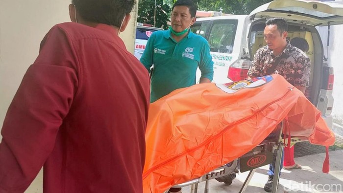Sekeluarga ditemukan tewas di rumahnya di Situbondo