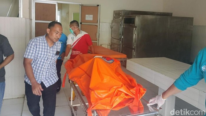 Sekeluarga ditemukan tewas di rumahnya di Situbondo