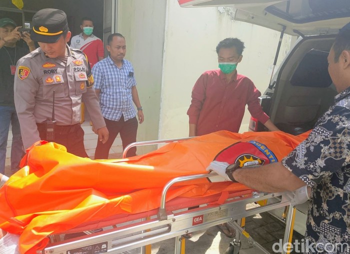 Sekeluarga ditemukan tewas di rumahnya di Situbondo