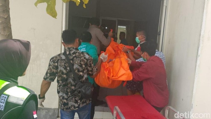 Lokasi Tewas Sekeluarga dalam Rumah di Situbondo dan Temuan Sebilah Pisau