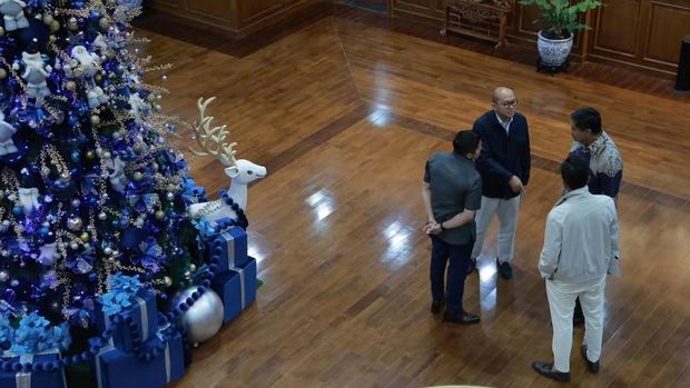 Sekretaris Kabinet, Teddy Indra Wijaya melakukan pertemuan dengan Menteri Investasi dan Hilirisasi sekaligus Kepala BPI Danantara, Rosan Roeslani, Menteri Perumahan dan Kawasan Permukiman, Maruarar Sirait, serta Kepala BP BUMN, Dony Oskaria, di kantor Sekretariat Kabinet. (Instagram/sekretariat.kabinet)