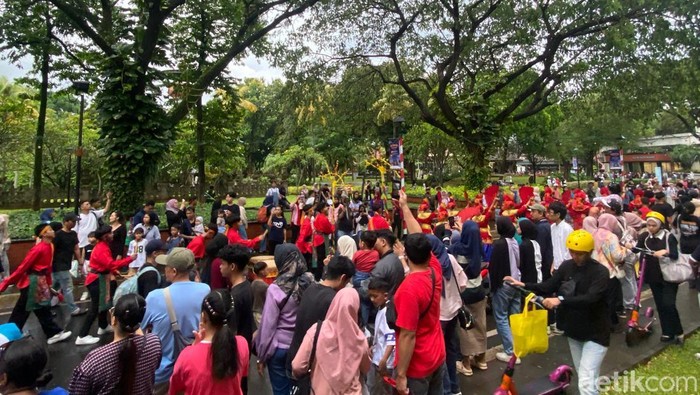 Tak Ada Kembang Api, TMII Gelar Aksi Nyalakan 1.000 Lilin Saat Tahun Baru