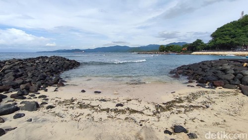 Suasana objek wisata Candidasa, Desa Bugbug, Kecamatan Manggis, Karangasem pada Minggu (28/12/2025). (Ahmad Firizqi Irwan/detikBali)