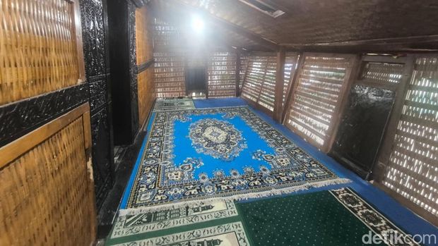 Suasana rumah adat Eyang Hasan Maolani di Kuningan