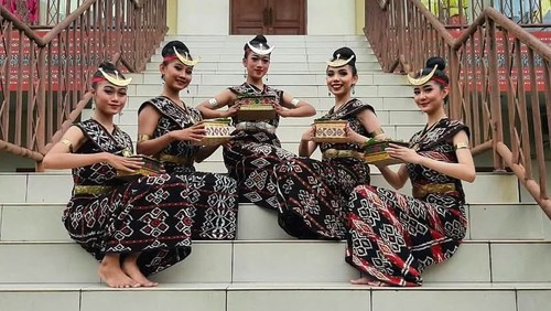 Tari Cerana. (Foto: Instagram SherlyFatmarita)