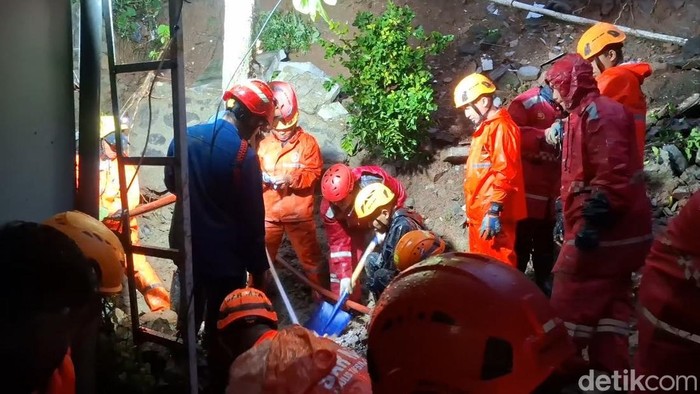 Tebing Tembok Rumah Longsor Timbun Penghuni di Purwakarta