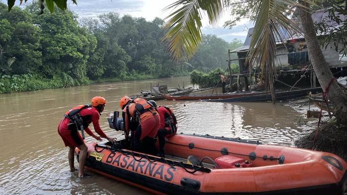 Tim SAR Palembang terus melakukan pencarian terhadap bocah yang tenggelam di aliran sungai komering OKI