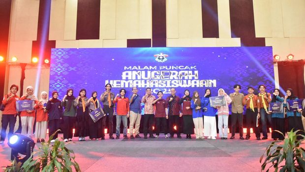 Unhas menggelar Malam Anugerah Kemahasiswaan di Ballroom Unhas Hotel, Sabtu (27/12/2025).