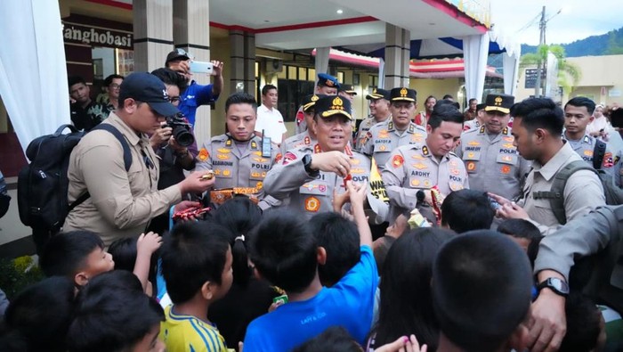 Kunjungi Tapteng, Wakapolri Fokus Buka Jalur Logistik Pascabanjir Bandang
