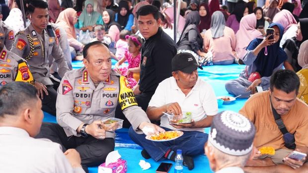 Wakapolri Tinjau Dapur Umum Bhayangkari hingga Resmikan Sumur Bor di Sumbar