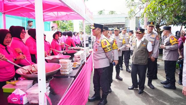 Wakapolri Tinjau Dapur Umum Bhayangkari hingga Resmikan Sumur Bor di Sumbar