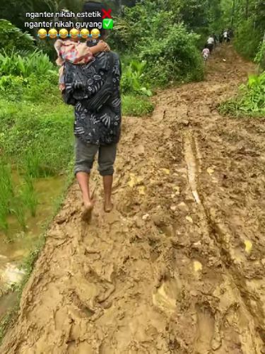 Wanita ini merekam akses menuju lokasi pernikahan yang penuh lumpur.
