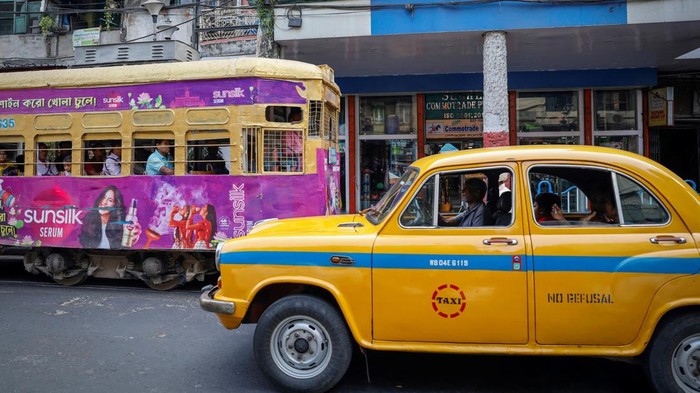 Setelah lebih dari satu setengah abad mengaspal di jantung kota, trem ikonik Kolkata, India, bersiap mengakhiri perjalanannya. Pemerintah setempat berencana menghentikan operasional trem seiring dimulainya modernisasi sistem transportasi perkotaan, menandai berakhirnya salah satu moda transportasi tertua di Asia. REUTERS/Sahiba Chawdhary