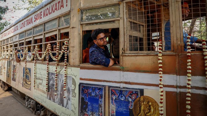 Setelah lebih dari satu setengah abad mengaspal di jantung kota, trem ikonik Kolkata, India, bersiap mengakhiri perjalanannya. Pemerintah setempat berencana menghentikan operasional trem seiring dimulainya modernisasi sistem transportasi perkotaan, menandai berakhirnya salah satu moda transportasi tertua di Asia. REUTERS/Sahiba Chawdhary