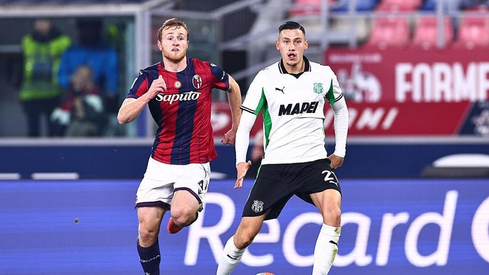 BOLOGNA, ITALY - DECEMBER 28: Jay Idzes of US Sassuolo during the Serie A match between Bologna FC 1909 and US Sassuolo Calcio at Renato DallAra Stadium on December 28, 2025 in Bologna, Italy. (Photo by Luca Amedeo Bizzarri/Getty Images)