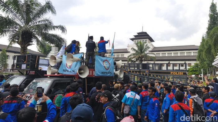 Aksi buruh di depan Gedung Sate, Kota Bandung, Senin (29/12/2025).