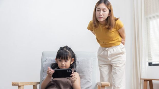 Anak Makin Lengket sama Gadget Selama Liburan, Harus Bagaimana?