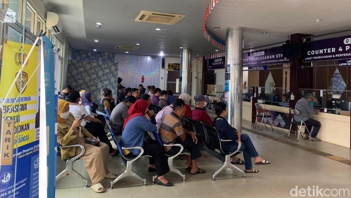 Antrian masyarakat yang membayar pajak di Kantor Samsat Palembang 1