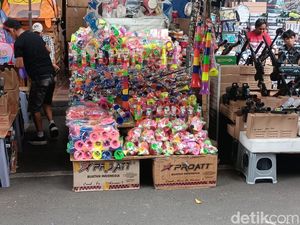Tiga Hari Menuju Tahun Baru, Asemka Riuh, Jualan Masih Seret