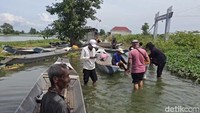 Ketinggian air di jalan poros desa tersebut mencapai sekitar 30 sentimeter atau setinggi lutut orang dewasa. Meski tergenang, jalan itu tetap dilalui warga karena menjadi satu-satunya akses untuk beraktivitas.