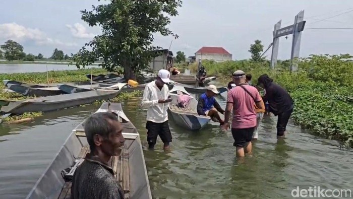 Banjir akibat luapan Sungai Bengawan Solo di Lamongan Banjir akibat luapan Sungai Bengawan Solo di Lamongan