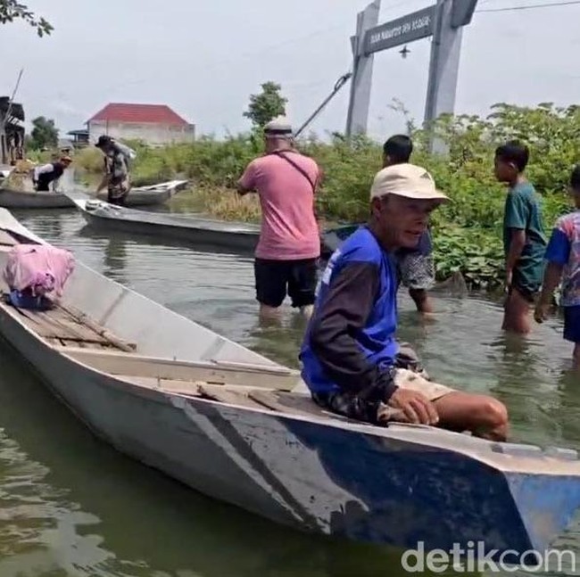 Warga Desa Bojoasri Lamongan Terisolasi Banjir
