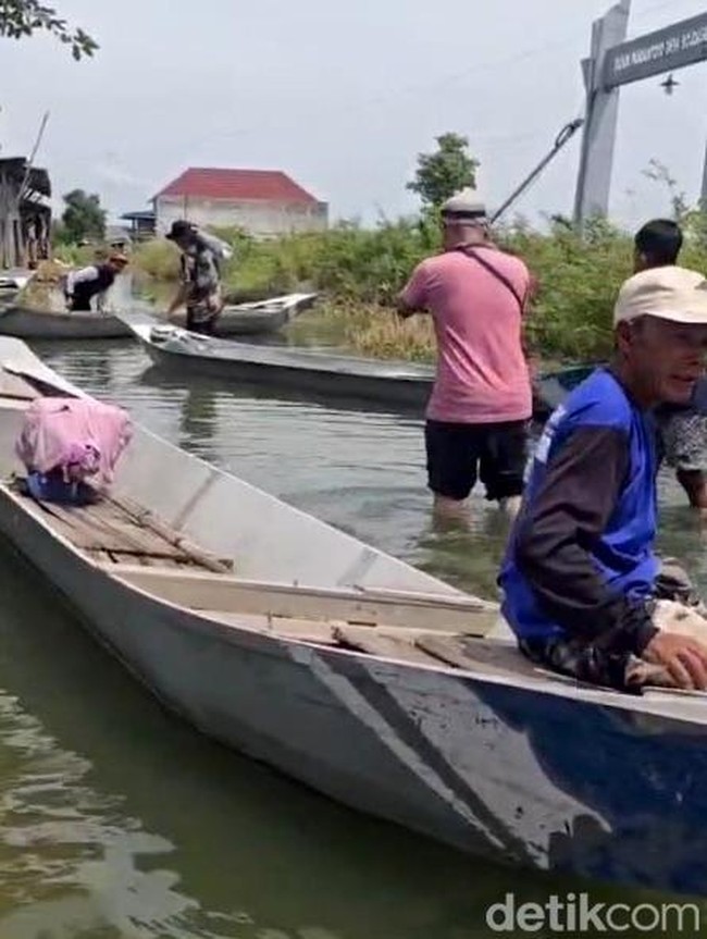 Warga Desa Bojoasri Lamongan Terisolasi Banjir