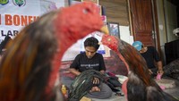 Pelatihan diikuti oleh sejumlah pemuda desa. Para peserta terlihat antusias mengikuti setiap tahapan pembuatan boneka ayam, mulai dari merangkai bahan hingga membentuk karakter boneka secara utuh. Selain melatih keterampilan tangan, pelatihan ini juga mendorong kreativitas peserta dalam mengembangkan produk kerajinan yang memiliki nilai jual. ANTARA FOTO/Dedhez Anggara