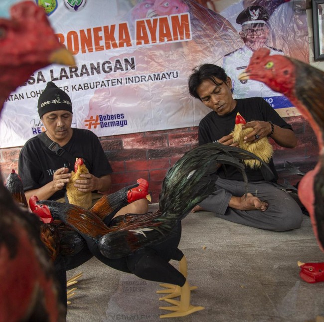 Belajar Bikin Boneka Ayam, Cara Desa Larangan Tekan Pengangguran