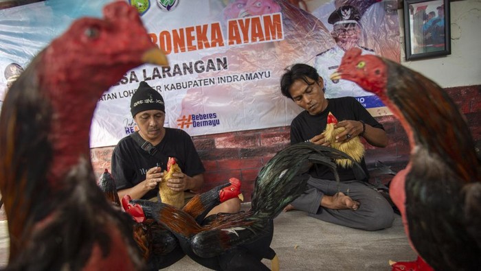 Peserta membuat kerajinan boneka ayam saat mengikuti pelatihan di desa Larangan, Indramayu, Jawa Barat, Senin (29/12/2025). Pelatihan yang digelar Pemerintah Desa setempat itu diikuti sejumlah pemuda untuk memberikan keterampilan dan mengurangi angka pengangguran. ANTARA FOTO/Dedhez Anggara