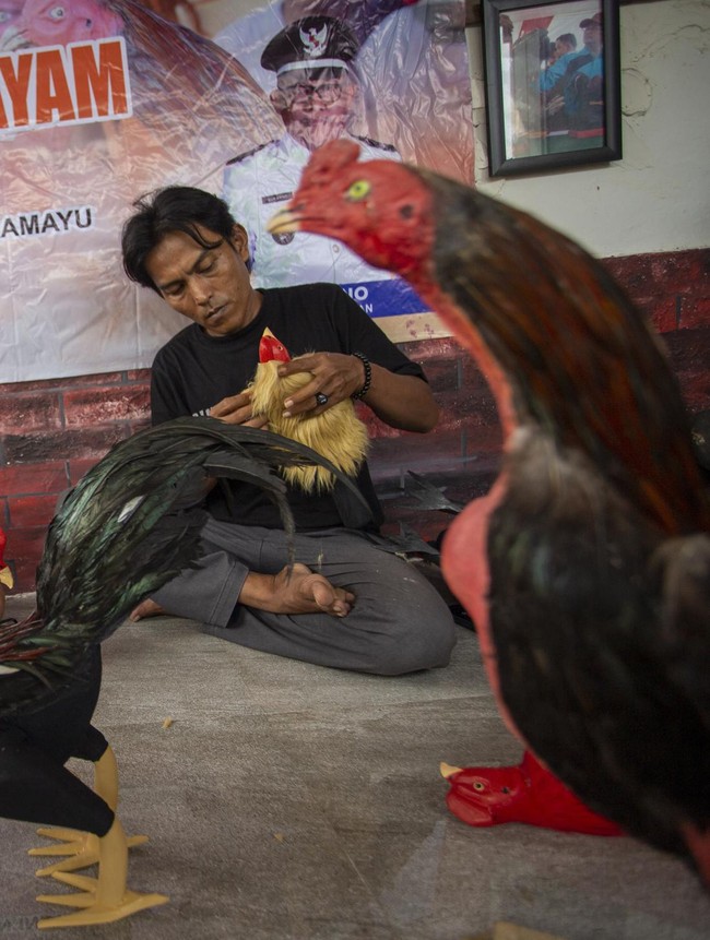 Belajar Bikin Boneka Ayam, Cara Desa Larangan Tekan Pengangguran