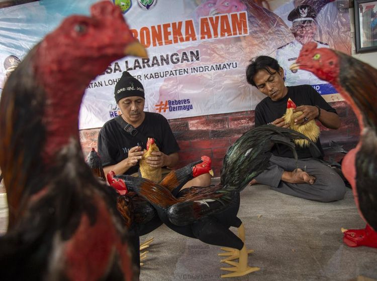 Belajar Bikin Boneka Ayam, Cara Desa Larangan Tekan Pengangguran