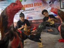 Belajar Bikin Boneka Ayam, Cara Desa Larangan Tekan Pengangguran