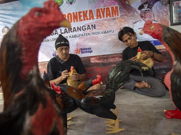 Belajar Bikin Boneka Ayam, Cara Desa Larangan Tekan Pengangguran