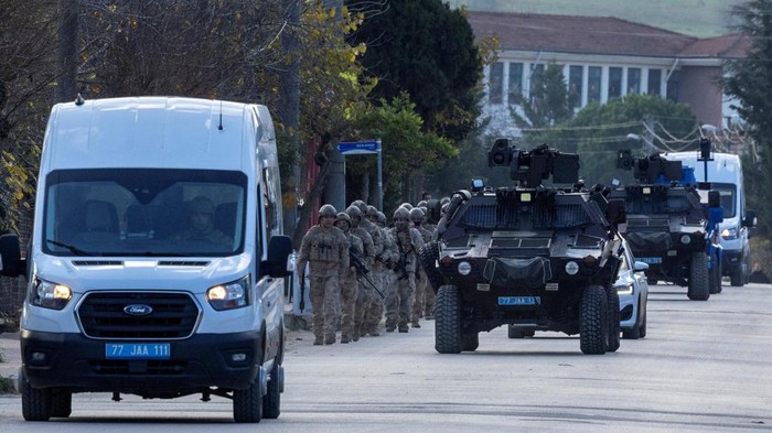 Tujuh polisi Turki dilaporkan terluka dalam bentrokan dengan militan yang diduga terkait kelompok ISIS saat pasukan keamanan melancarkan operasi di provinsi Yalova, Turki, Senin (29/12/2025). Operasi tersebut menyasar sebuah rumah yang diyakini menjadi tempat persembunyian terduga militan. REUTERS/Umit Bektas